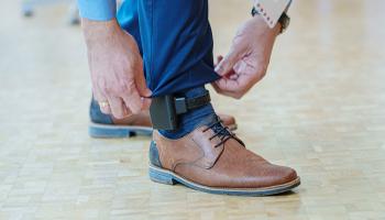 Elektronische Fußfessel an einem Bein